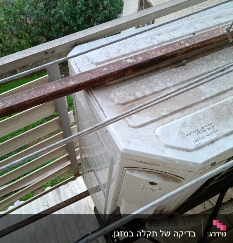 יחידת מזגן חיצונית מותקנת על קיר עם צינורות